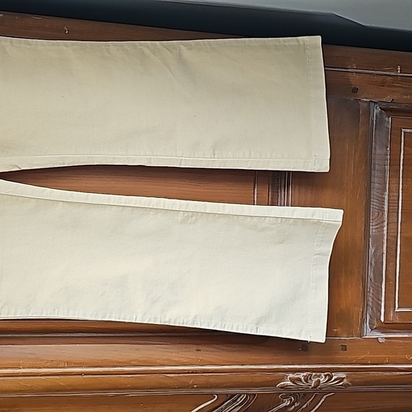 URBAN OUTFITTER, Cream color velour flair pants, size 6. Side zipper. - Picture 4 of 13